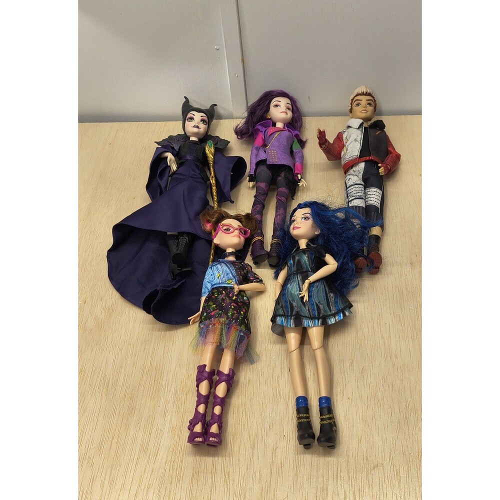 Disney Descendants Isle of the Lost Maleficent Mal Carlos Evie & Dizzy
